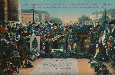 Hrob neznámého vojína pohřben pod Vítězným obloukem dne 11. listopadu 1920, Paříž, c1920 od Unbekannt