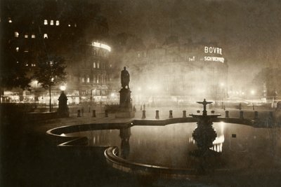 Trafalgarské náměstí. Pohled K Charing Cross. Londýn v noci, 1928. od Unbekannt