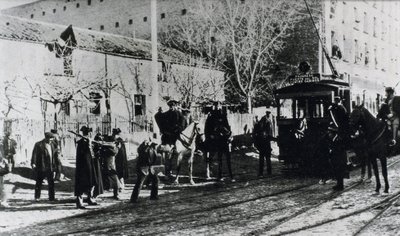 Tramvajová stávka v Madridu, civilní stráž útočí na stávkující, kteří se snaží zastavit tramvaj, zveřejněno v časopise "Nuevo Mundo", prosinec 1919 (černobílá fotografie) od Unbekannt