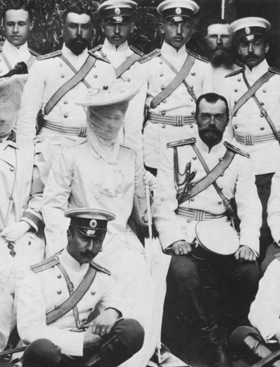 Car Nicholas II a carevna Alexandra Fjodorovna z Ruska se skupinou armádních důstojníků, c1904 od Unbekannt