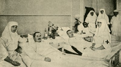 Carina Alexandra kojící zraněné vojáky, 1914, c1920. od Unbekannt