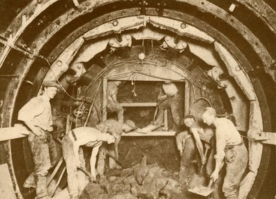 Ražba tunelu pomocí Greathead Boring Shield, c1930. od Unbekannt