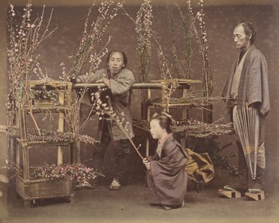 [Dva Japonci a jedna Japonka pózují s kvetoucími větvemi], 70. léta 19. století., od Unbekannt
