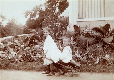 Dvě děti si hrají venku, 1890s od Unbekannt