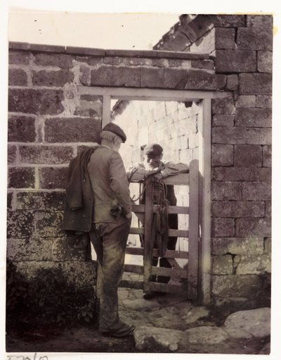 Dva muži mluví u brány, c 1905 od Unbekannt