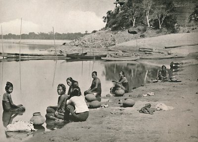 Typická scéna na břehu řeky na velkém Irrawaddy – ženy koupající se a čerpající vodu, 1900. od Unbekannt