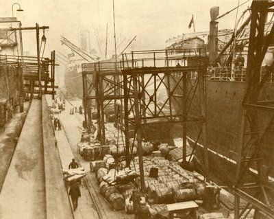 Vykládání Foodships v Royal Albert Docks, Londýn, c1930. od Unbekannt