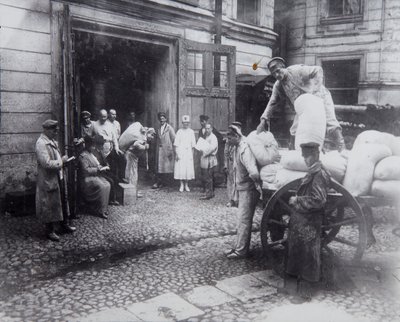 Vykládání potravin, Dům vědců, Petrohrad, Rusko, c1920-c1924 od Unbekannt