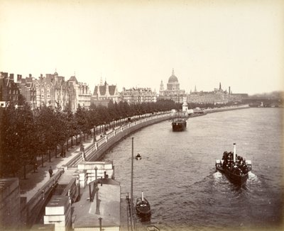 Victoria Embankment, ukazující Temple Gardens a St Pauls Cathedral, Londýn, 1887 od Unbekannt