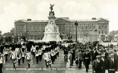 Victoria Memorial, Buckinghamský palác a stráže, Londýn, 30. léta 20. století. od Unbekannt