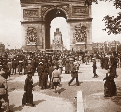 Oslava vítězství, civilisté u Arc de Triomphe, Paříž, Francie, červenec 1919. od Unbekannt