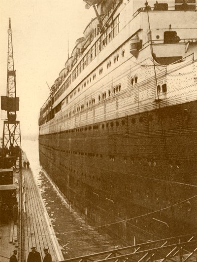 Pohled na pravobok Majestic, když vstoupila do plovoucího suchého doku, c1930. od Unbekannt