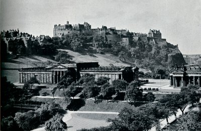 Pohled na skotskou národní galerii a hrad Edinburgh, c1945 od Unbekannt