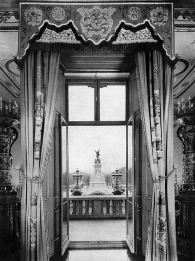 Pohled na Victoria Monument zevnitř Buckinghamského paláce, Londýn, 1935 od Unbekannt