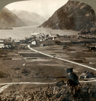 Vesnické střechy a slunná pole v Odde, N., v úzkém Sorfjordu s horskými stěnami, Norsko, 1905. od Unbekannt