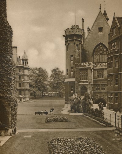 Pohled na zahrady Middle Temple z Fountain Court, c1935. od Unbekannt