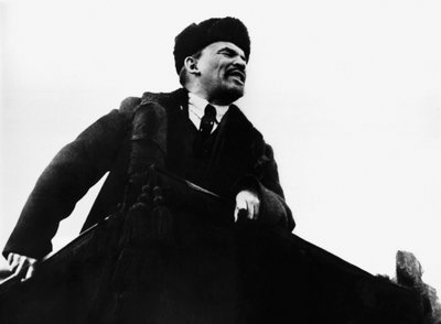 Vladimir Ilich Lenin, ruský bolševický revoluční vůdce, mluví z tribuny, 1917 od Unbekannt