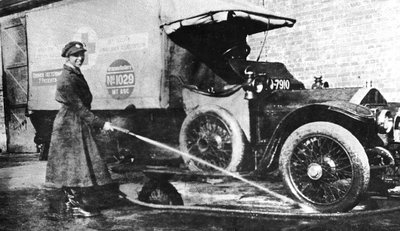 Dobrovolná anglická řidička myla sanitku, Cambridge, první světová válka, 1915 od Unbekannt