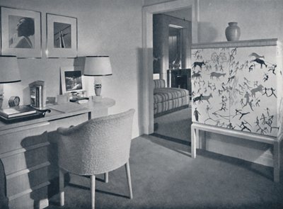 W. & J. Sloane. Fotografové hobby místnost zobrazující stůl z přírodního dubu, ručně tkaný potah na t. t od Unbekannt