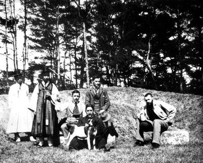 Západní návštěvníci s místními obyvateli, Nam San, Korea, 1900 od Unbekannt