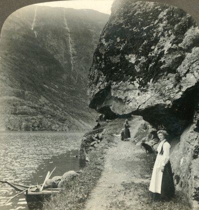 Tam, kde se cesta plíží pod vyčnívajícími útesy u vod Nerofjordu, Norsko, c1905. od Unbekannt