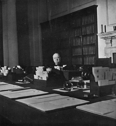 Winston Churchill v kabinetu 10 Downing Street, c1940, 1945 od Unbekannt
