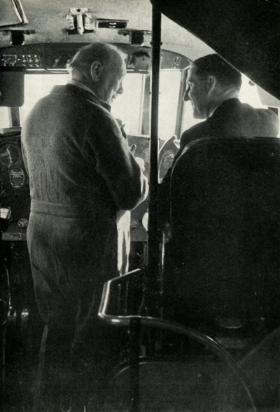 Winston Churchill mluví s kapitánem Shakespearem z létajícího člunu Berwick, c1939-c1944 1946. od Unbekannt