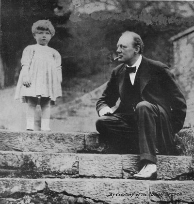 Winston Churchill se svou dcerou Mary v Chartwellu, c1924, 1945 od Unbekannt