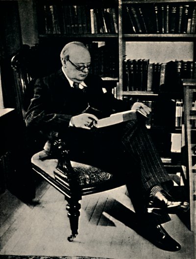 Winston Spencer Churchill ve své knihovně, 1945. od Unbekannt