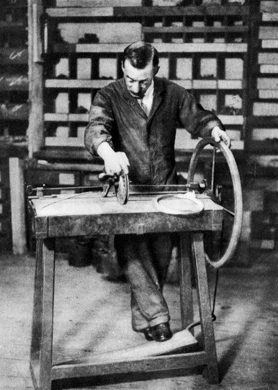 Navíjení drátu do pružin pro pružinové zámky, Londýn, 1926-1927 od Unbekannt