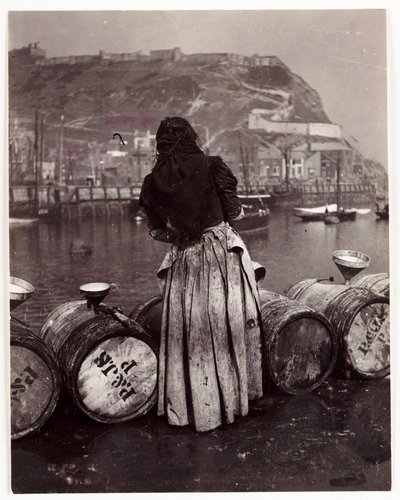 Žena a sudy, Whitby Harbour, c 1905 od Unbekannt