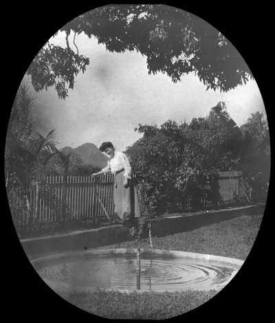 Žena u rybníka v zahradě, Rio de Janeiro, Brazílie, konec 19. nebo začátek 20. století od Unbekannt