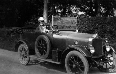 Žena řídí auto, 1930 od Unbekannt