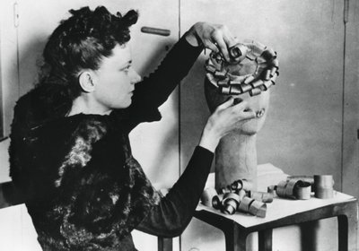 Žena vyrábějící klobouk z dřevěných hoblin, Němci okupovaná Francie, duben 1941 od Unbekannt