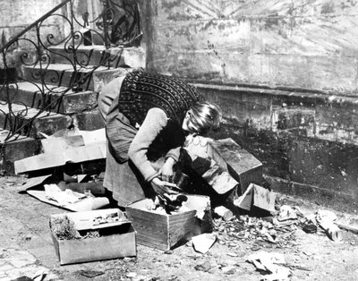 Žena hledající jídlo, Bayreuth, Německo, duben 1945 od Unbekannt