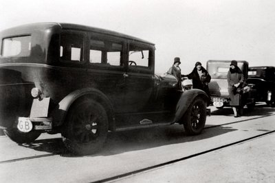 Ženy a zaparkovaná auta, 1930 od Unbekannt