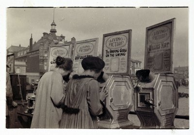 Ženy při pohledu na stroje „Co viděl Butler“, c 1910 od Unbekannt