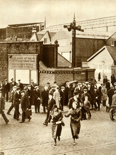 Dělníci odcházející... poté, co byla stavba Cunarder 534 pozastavena, prosinec 1931, 1935. od Unbekannt