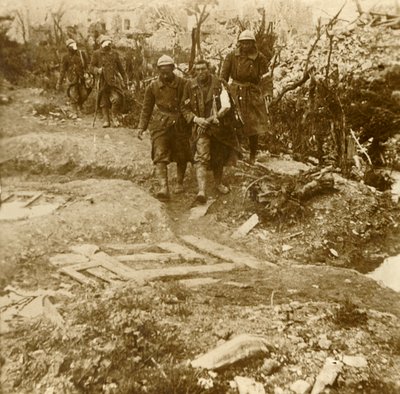 Zranění francouzští pěšáci přijíždějící do Chateau dEsnes, Verdun, severní Francie, 1916 od Unbekannt