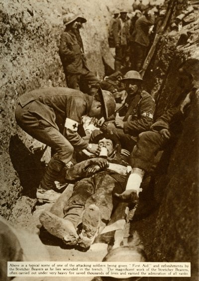 Zraněný voják ošetřovaný v zákopech, bitva na Sommě, první světová válka, 1916, 1935. od Unbekannt