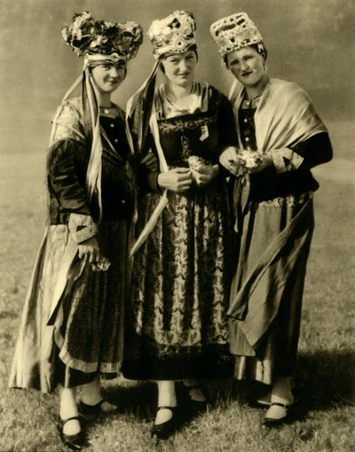 Mladé ženy v tradičním kroji, Štýrsko, Rakousko, c1935. od Unbekannt