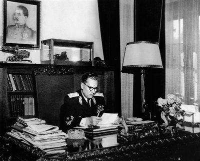 Jugoslávský vůdce maršál Josip Broz Tito ve své kanceláři, Bělehrad, Jugoslávie, c1946-c1947. od Unbekannt