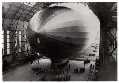 Zeppelin LZ 127 Graf Zeppelin vstupuje do hangáru, 1933 od Unbekannt
