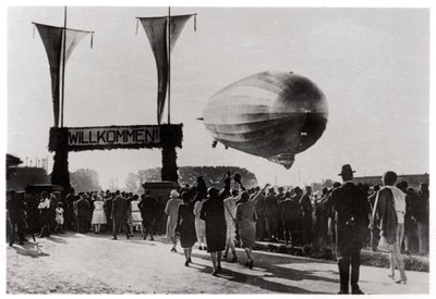 Přistání Zeppelin LZ 127 Graf Zeppelin ve Friedrichshafenu, Německo, 1933 od Unbekannt
