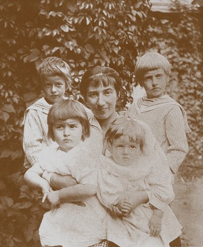 Zinaida Serebriakova se svými dětmi, 20. léta 20. století od Unbekannt
