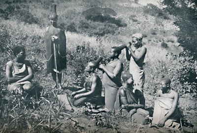 Kadeřnictví zuluských dívek, 1912 od Unbekannt