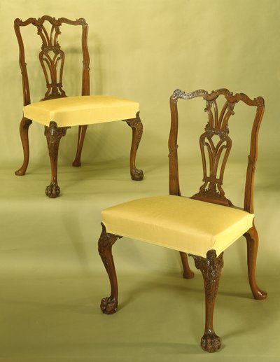 Jídelní židle Chippendale, vyřezávané, děrované a rýhované lišty, serpentinová horní kolejnice se svitky C, plamenem a listy na kabrioletových nohách v huňatých tlapkách, cca 1760 (mahagon) od Unbekannt Unbekannt