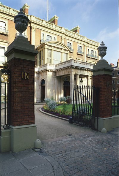 Vnější pohled na vchod do Hertford House, Manchester Square, Londýn od Unbekannt Unbekannt