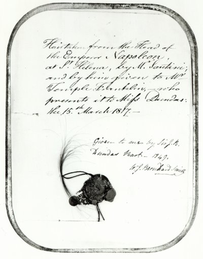 Giovanni Natale Santini ostříhal vlasy z hlavy císaře Napoleona a dal je Williamu Temple Franklinovi, 1816 (vlasy) od Unbekannt Unbekannt