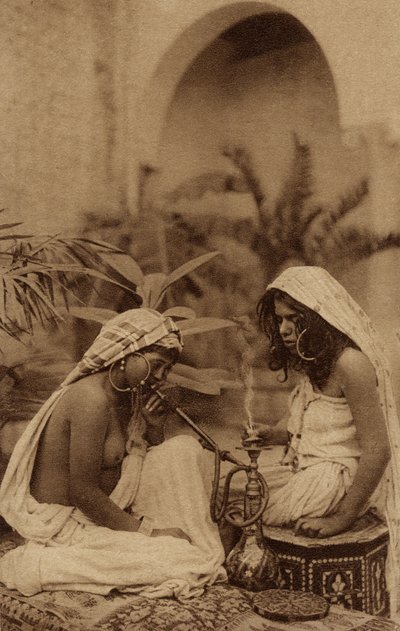 Harémové dívky kouřící vodní dýmku, z pohlednice z počátku 20. století (sépiová fotografie) od Unbekannt Unbekannt